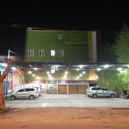 מלון פקאנבארו Wisma Bintang Lima מראה חיצוני תמונה